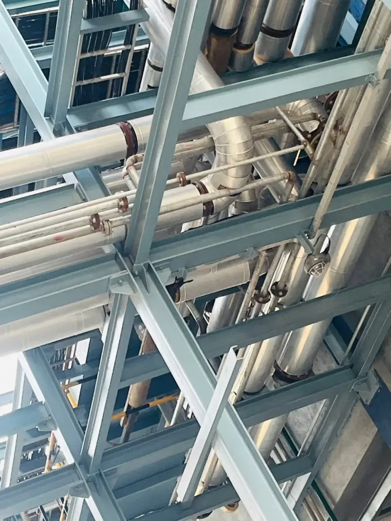 Insulation work around elevated industrial pipework